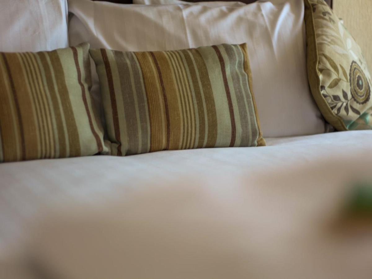 Hotel The George West Bay Esterno foto