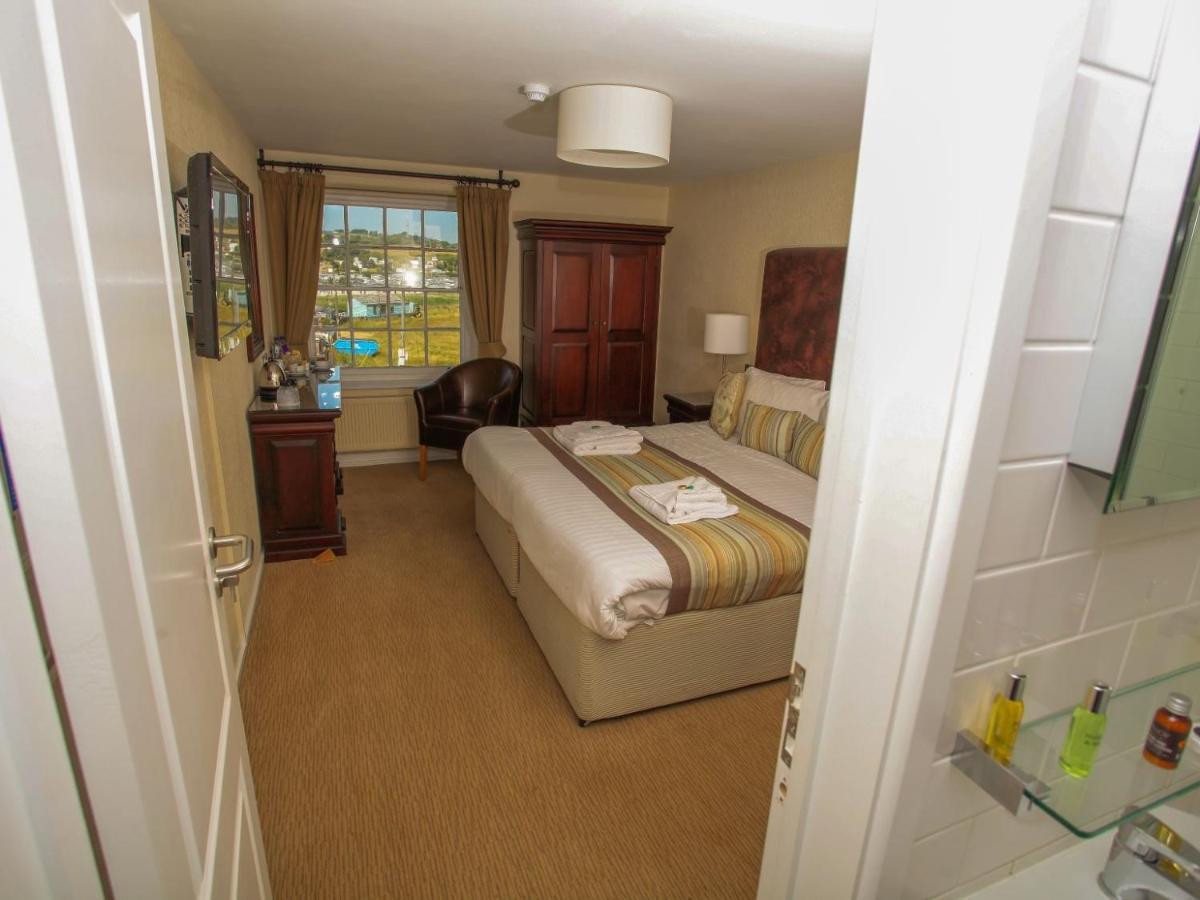 Hotel The George West Bay Esterno foto